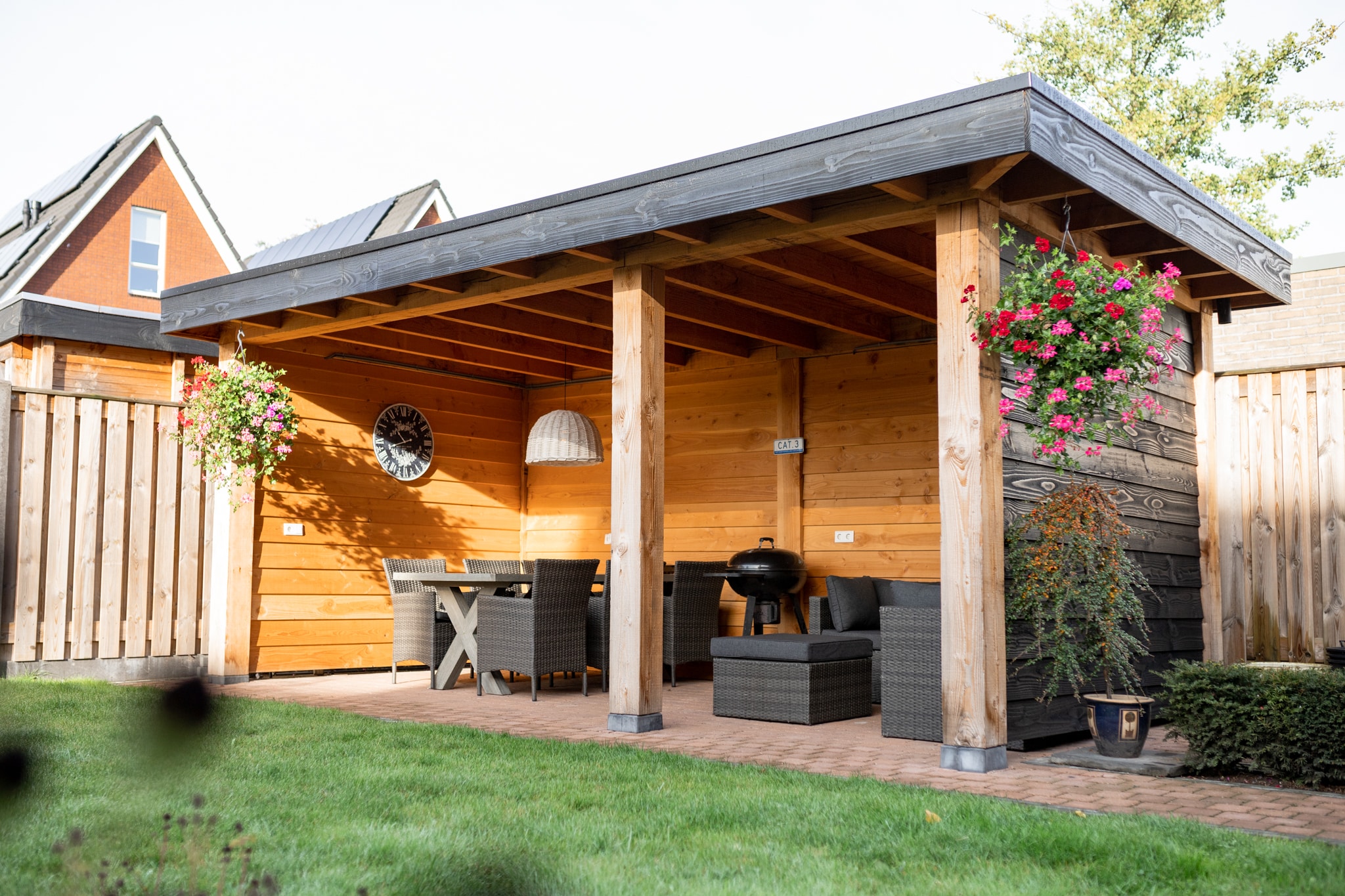 Moderne overkapping 600x300 zwarte boei, binnenkant blank afgewerkt. Met gekleurde bloemen.