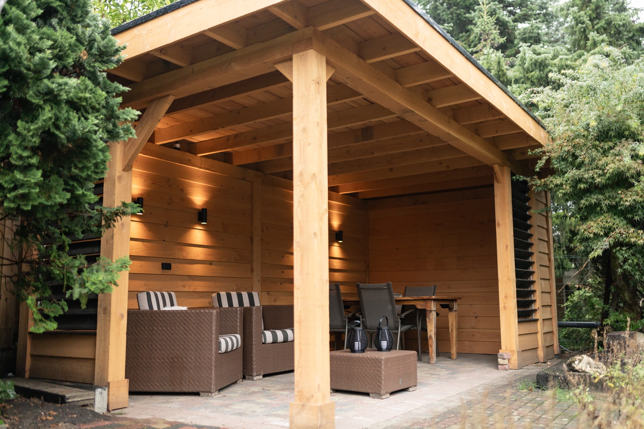 Zijkant plat dak overkapping 600x300 met louvre wandje