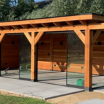 Douglas overkapping plat dak 900x400cm met 20×20cm constructie en glaswanden ’type Bernke’