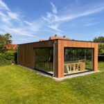 Plat dak overkapping Type Vince met groen gras en blauwe lucht