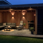 Vooraanzicht Douglas overkapping met schuur 700X300cm ’type Ruth’ in de avond