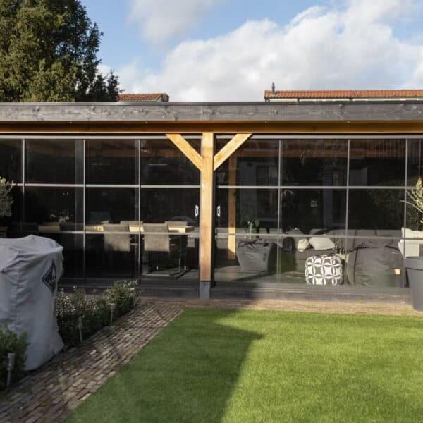 plat-dak-overkapping-met-glazen-schuifwand-steellook
