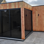 Moderne douglas overkapping met schuur L-vorm 500x300cm + 300x300cm Zandeweer