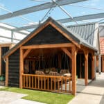 Drentse kapschuur uit de showroom met kussentjes