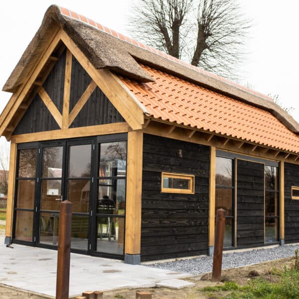 Grote kapschuur met rietendak