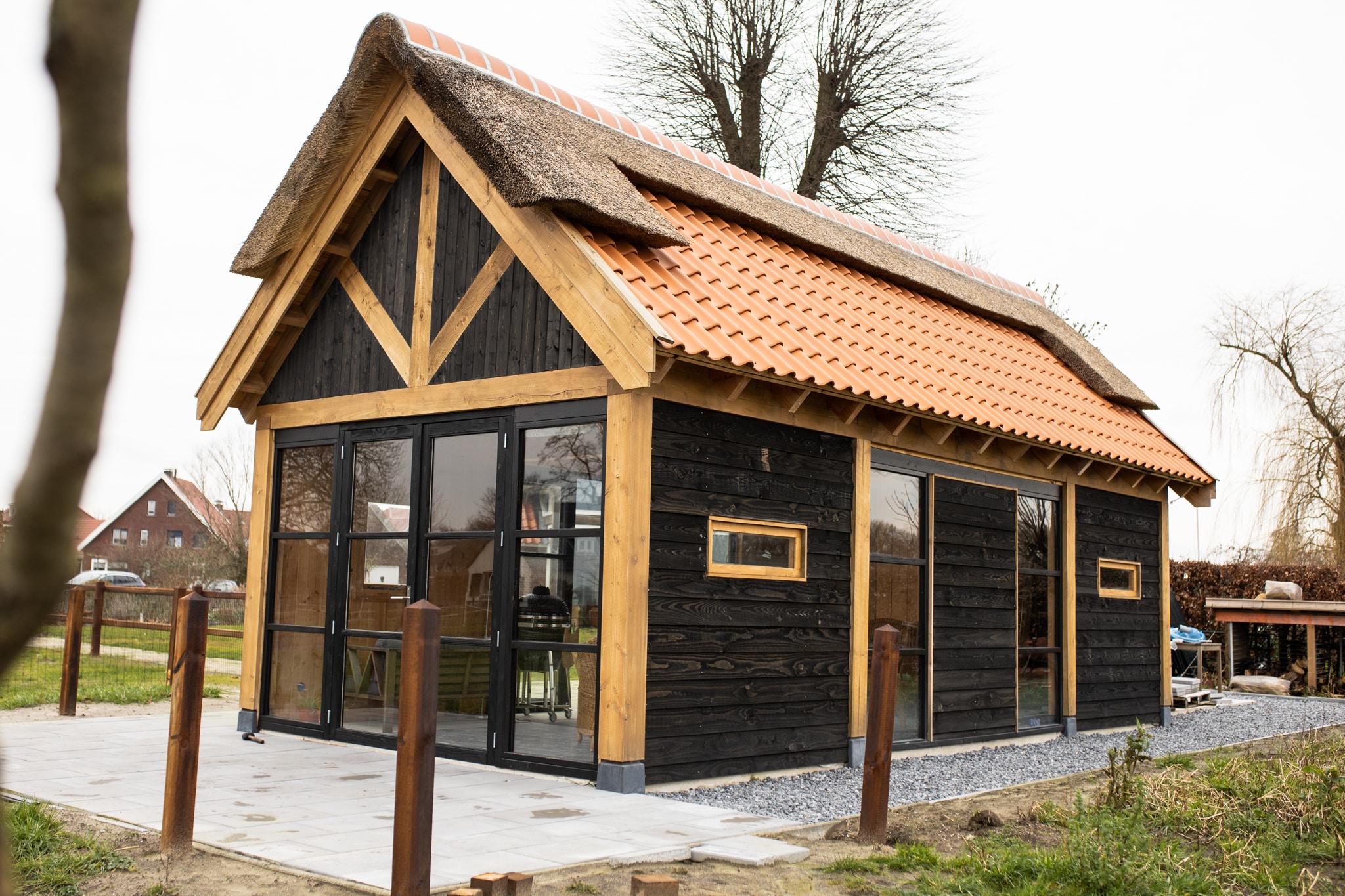 Grote kapschuur met rietendak