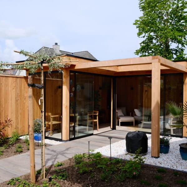 Maatwerk overkapping, zwarte glasschuifwanden met pergola