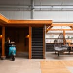 L-vorm plat dak overkapping met pergola er aan vast. Type Jesse