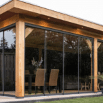 Plat dak overkapping type robert all-in achterwand en achterwand dicht rondom dicht met glazen schuifwanden